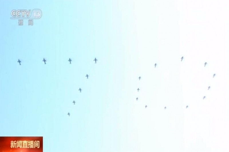 视频记录空中护旗梯队飞行员受阅前vlog